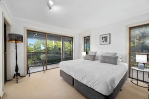 4 bedrooms, desk, iron/ironing board, WiFi - Chalet overlooking valley & ocean 15min to beach, alfresco dinning, 8m fireplace (Newee Creek)