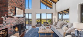 Chalet overlooking valley & ocean 15min to beach, alfresco dinning, 8m fireplace