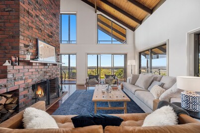 Chalet overlooking valley & ocean 15min to beach, alfresco dinning, 8m fireplace