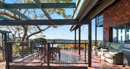 Chalet overlooking valley & ocean 15min to beach, alfresco dinning, 8m fireplace