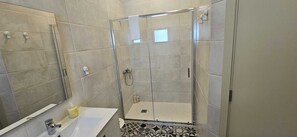Douche, séchoir à cheveux, serviettes fournies, savon