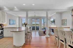 Kylskåp, mikrovågsugn, ugn och spishäll