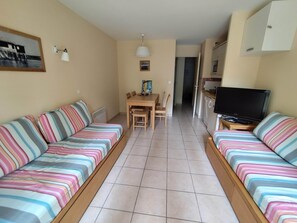 TV, foosball - 🌊 🌳Medoc at its Best for a Peaceful retreat 500m from Beach (Soulac-sur-Mer)