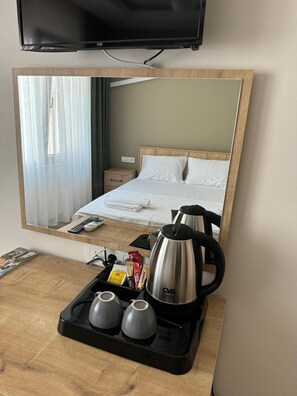 Escritorio, espacio para trabajar con laptop y wifi gratis 