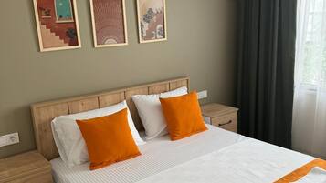 Standard-Doppelzimmer | Schreibtisch, laptopgeeigneter Arbeitsplatz, kostenloses WLAN