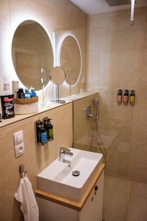 Dutxa, assecador de cabells, tovalloles i sabó