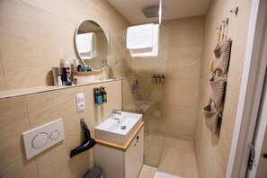 Douche, sèche-cheveux, serviettes fournies, savon