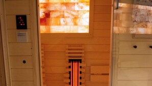 Un sauna con paredes de madera, un banco y un elemento calefactor visible.