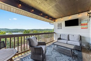 Property grounds - Lake View Condo | 2 Kitchens | Pools | Sleeps 10 (Kimberling City)