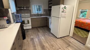 Micro-ondes, four, plaque de cuisson, lave-vaisselle