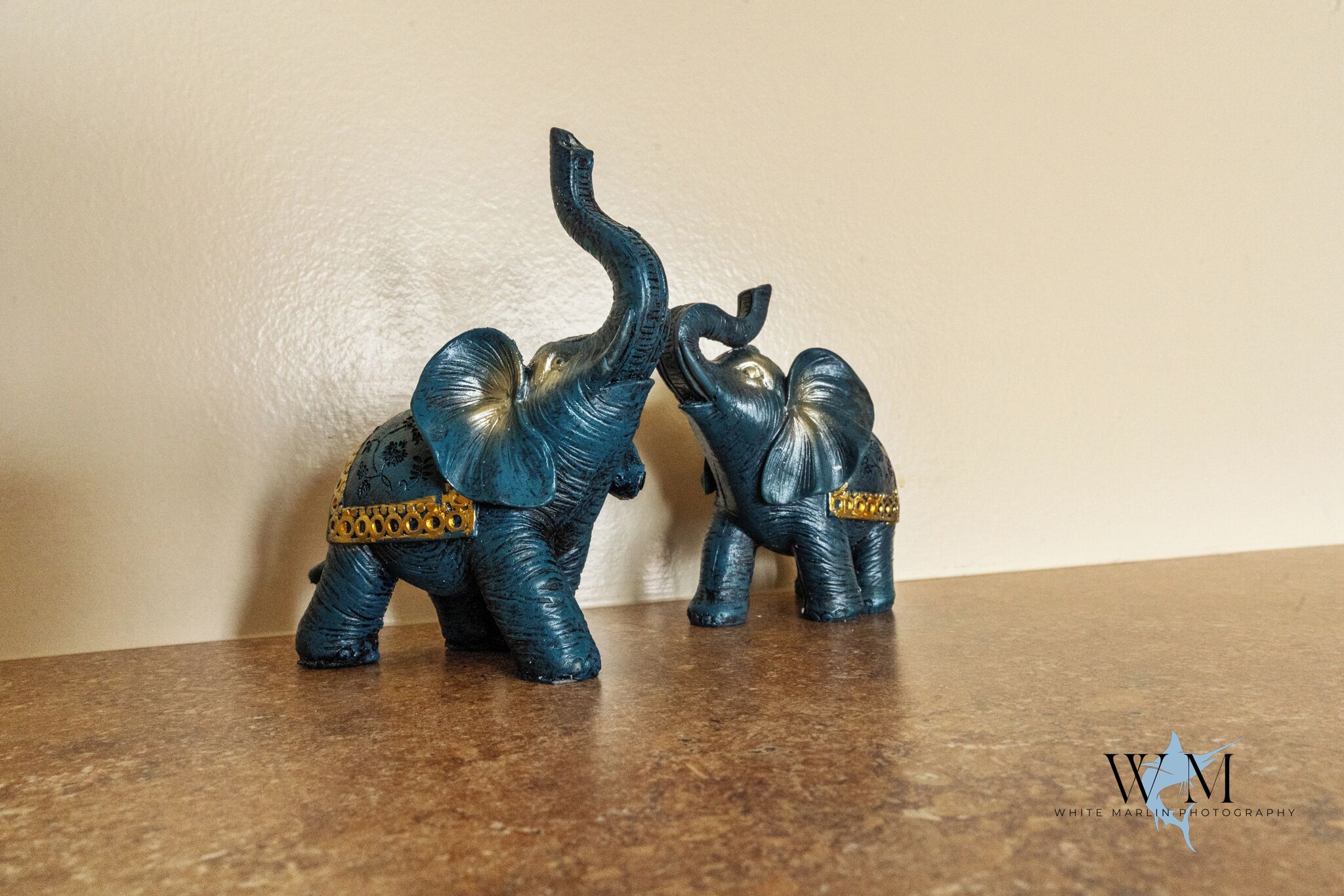 Dos pequeñas figuras de elefantes sobre una encimera.