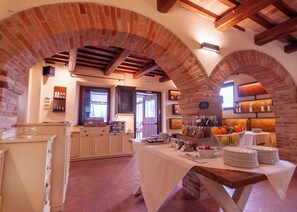 Free daily buffet breakfast - Borgo Sant'Apollinare Resort (Marsciano)