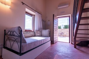 Leilighet – superior, resort-utsikt | Safe på rommet, skrivebord, wi-fi (inkludert) og sengetøy