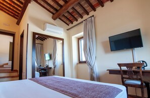 Deluxe Room, City View | In-room safe, desk, free WiFi, bed sheets - Borgo Sant'Apollinare Resort (Marsciano)