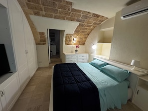 1 habitación, escritorio, tabla de planchar con plancha y cuna de viaje