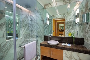 Luxury-Zimmer, Stadtblick | Badezimmer | Haartrockner, Bademäntel, Hausschuhe, Handtücher