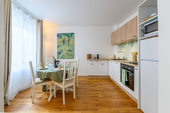 Kühlschrank, Mikrowelle, Ofen, Herdplatte
