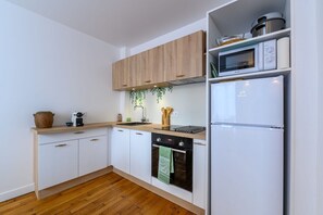 Kylskåp, mikrovågsugn, ugn och spishäll