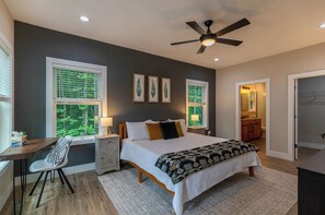 3 bedrooms, desk, iron/ironing board, WiFi