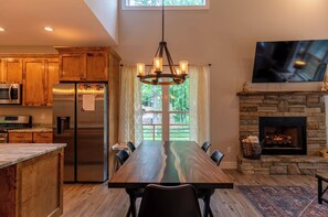 Dining - Hot Tub, 2 Kings, by Waterfalls, Skiing and Hiking (Marion)