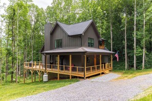 Exterior - Hot Tub, 2 Kings, by Waterfalls, Skiing and Hiking (Marion)