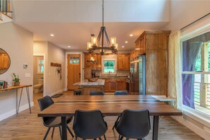 Fridge, microwave, oven, stovetop - Hot Tub, 2 Kings, by Waterfalls, Skiing and Hiking (Marion)