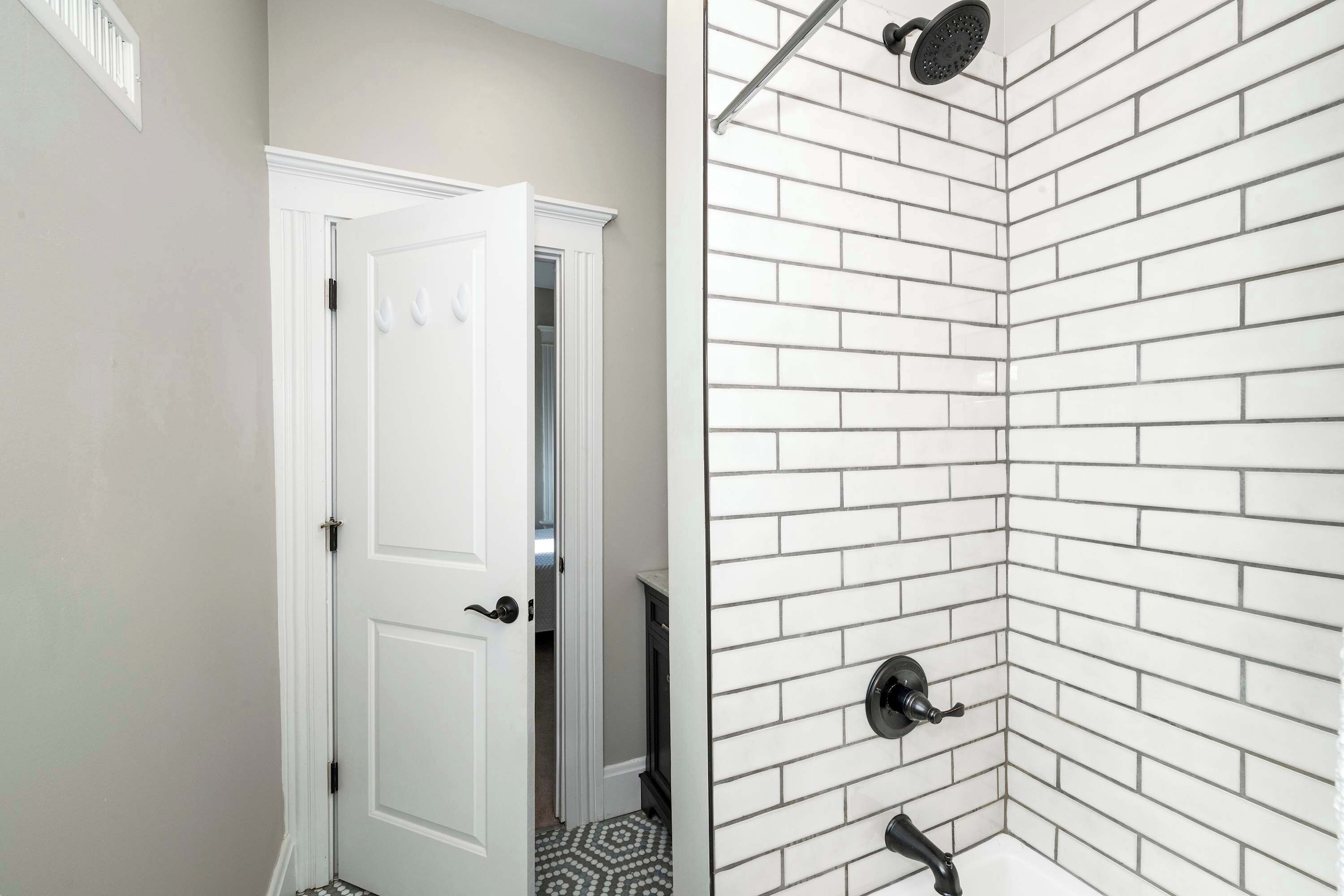 House, Multiple Beds, Balcony, City View (Ludlow Lodge w/ City Views) | Bathroom | Combined shower/bathtub, towels