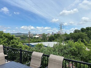 Ház, több ágy, erkély, kilátással a városra (Ludlow Lodge w/ City Views) | A szálláshely külső területei