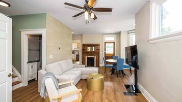 Huis, Meerdere bedden, balkon, uitzicht op de stad (Ludlow Lodge w/ City Views) | Woonruimte