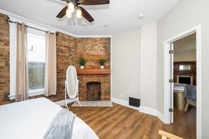 Maison, plusieurs lits, balcon, vue ville (Ludlow Lodge w/ City Views) | 4 chambres, décoration personnalisée, ameublement personnalisé
