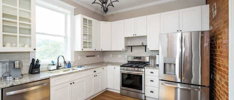 Maison, plusieurs lits, balcon, vue ville (Ludlow Lodge w/ City Views) | Cuisine privée | CafetiÚre/bouilloire