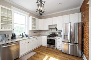 Ház, több ágy, erkély, kilátással a városra (Ludlow Lodge w/ City Views) | Privát konyha | Kávé-/teafőző