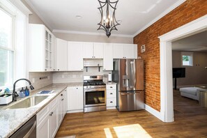 Rumah, Beberapa Tempat Tidur, balkon, pemandangan kota (Ludlow Lodge w/ City Views) | Dapur pribadi | Mesin pembuat kopi/teh