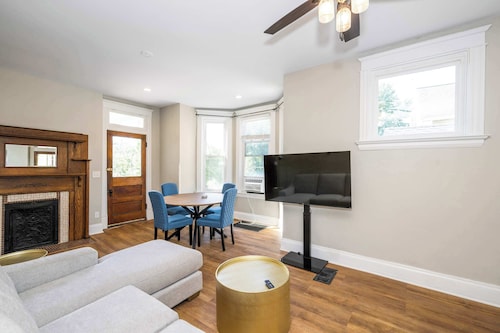 Ludlow Lodge w/ City Views