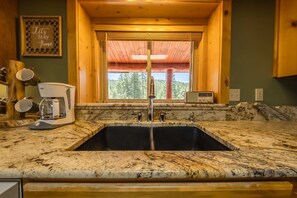 Cabin, Multiple Beds, Patio, Mountain View (Maggie’s Cabin) | Interior