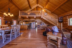 เคบิน, หลายเตียง, ลานระเบียง, วิวภูเขา (Maggie’s Cabin) | บริเวณนั่งเล่น | ทีวีจอแบน 42 นิ้ว พร้อมช่องดิจิตอล