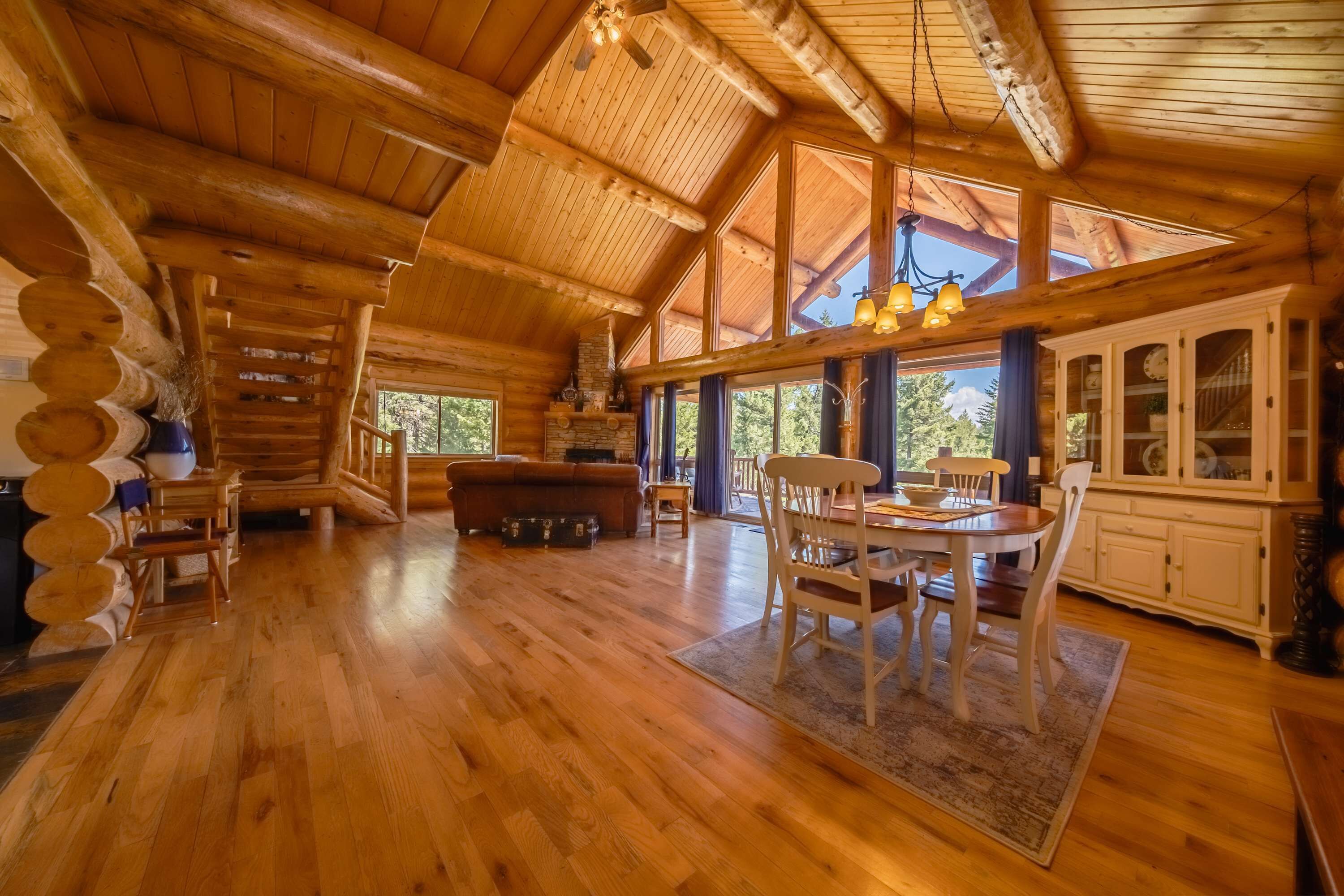 Kabin, Beberapa Tempat Tidur, patio, pemandangan gunung (Maggie’s Cabin) | Area keluarga | Televisi layar datar 42-inci dengan saluran TV digital