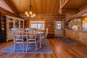 Stuga - flera sĂ€ngar - uteplats - utsikt mot bergen (Maggieâs Cabin) | Restauranger
