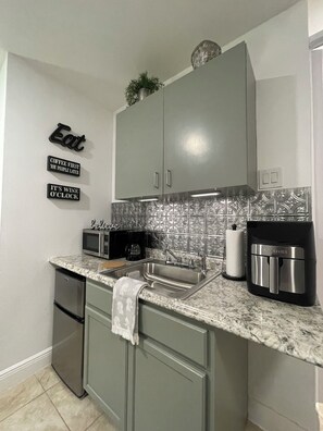 Réfrigérateur, micro-ondes, plaque de cuisson, cafetière/bouilloire