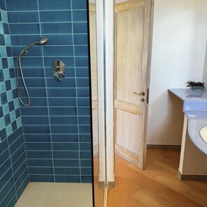 Douche, douche à « effet pluie », articles de toilette gratuits