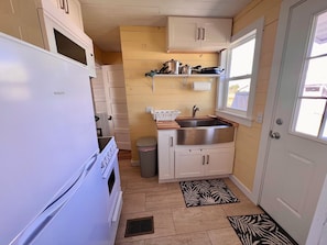 Refrigerador, microondas, horno y parrilla de estufa