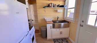 Cottage by the Sea- Short walk to the beach!