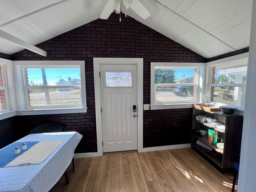 Cottage by the Sea- Short walk to the beach!
