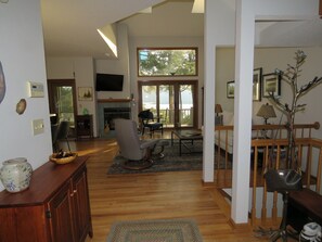 Een smart-tv en een open haard