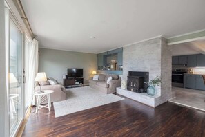 Ferienhaus, Mehrere Betten, Terrasse, Gartenblick (Maine Escape) | Wohnbereich | 42-Zoll-Flachbildfernseher mit Digitalempfang