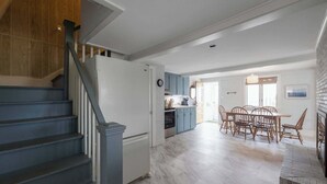 Maison, plusieurs lits, patio, vue jardin (Maine Escape) | Intérieur