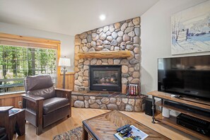 TV, caminetto, tavolo da ping pong