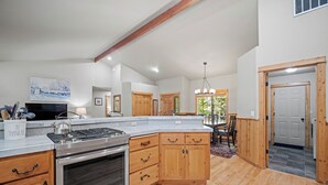 Una cocina amplia con armarios de madera, una isla grande y un horno empotrado.