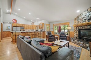 Tv, eldstad och ett bordtennisbord