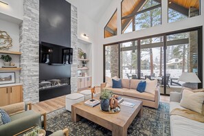 Televisie en een open haard